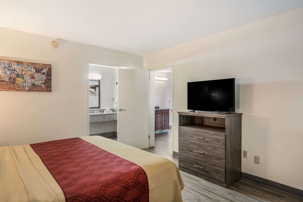 Suite, 1 King Bed, Non Smoking (Upgrade) - Photo 3