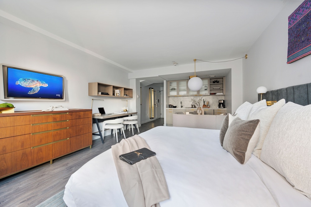 Studio, 1 King Bed, Kitchen