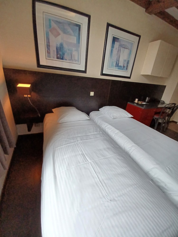 Standard Double Room - Photo 23