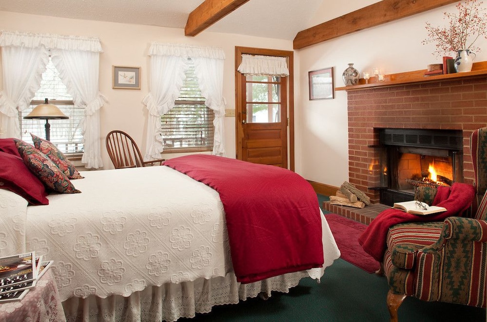 Double Room, 1 King Bed (Redbud) photo 2