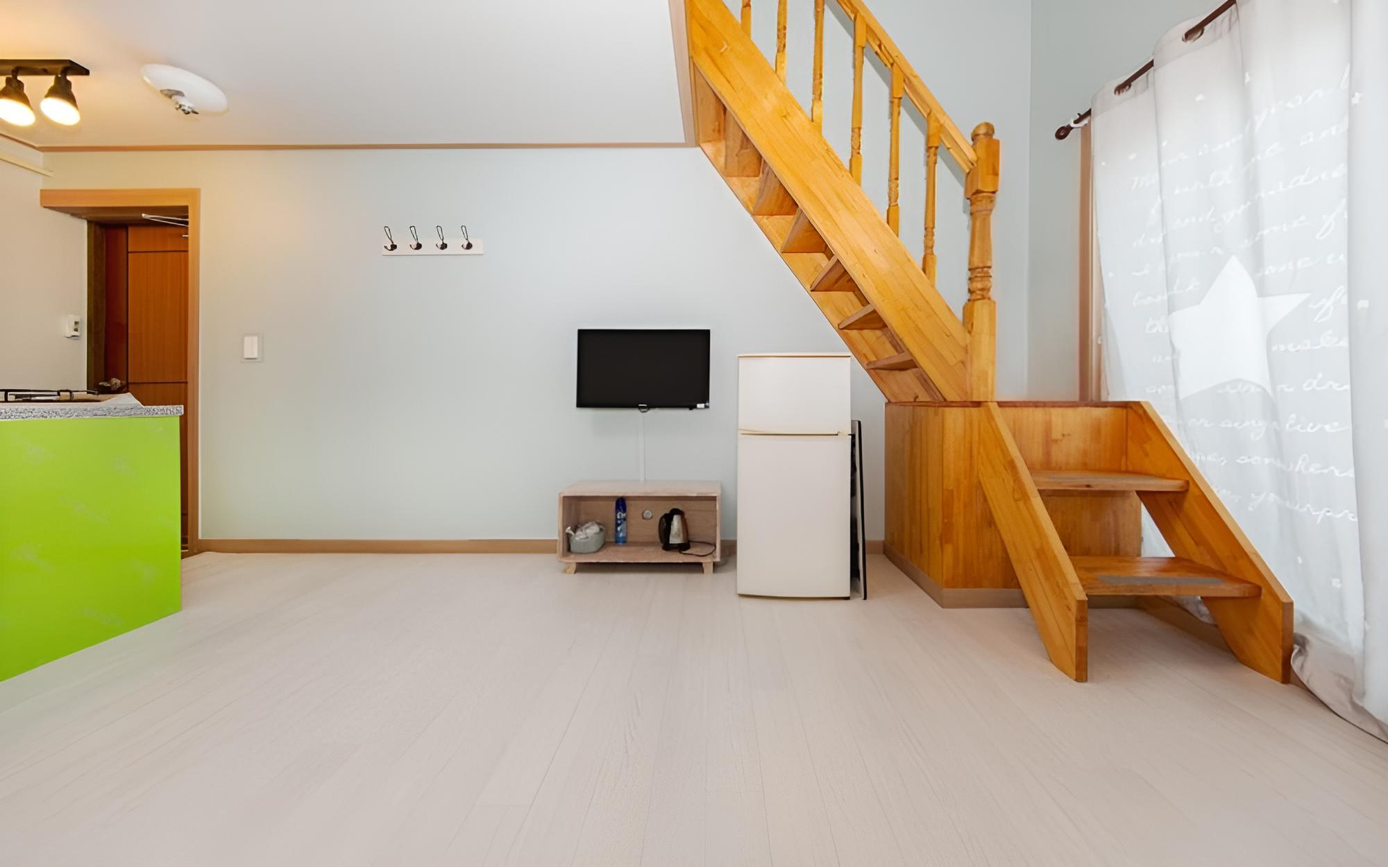 Room (Building C - Duplex (living room + bu) photo 2