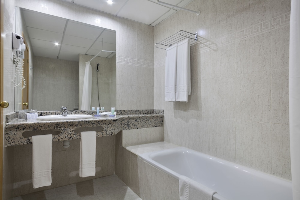 Standard Room, Partial Sea View (3 adults + 1 child) - Photo 11