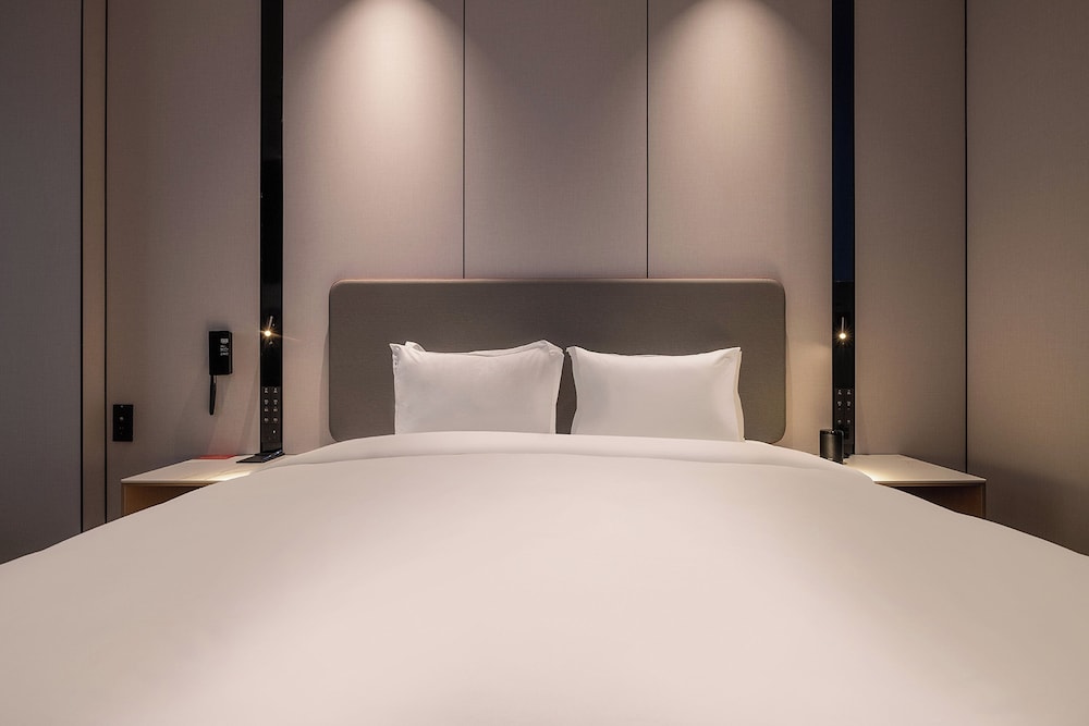 1 King 1 Bedroom Suite River View thumbnail 5