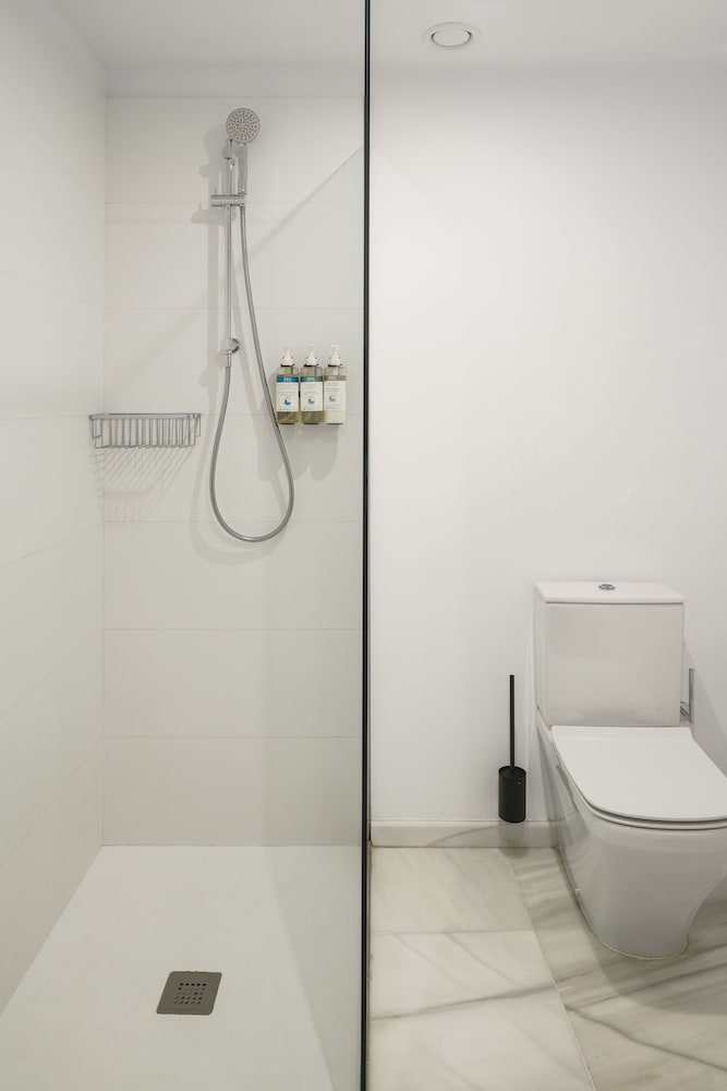 3 Bedroom Apartment with Balcony - Photo 12