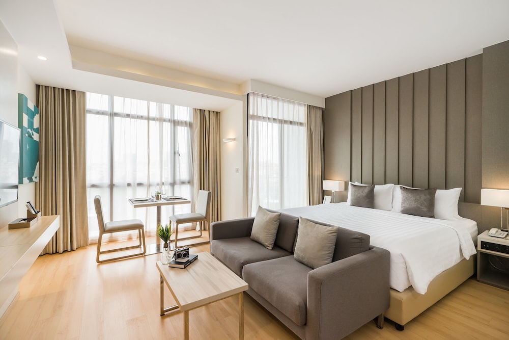 Deluxe Room, City View - Photo 4