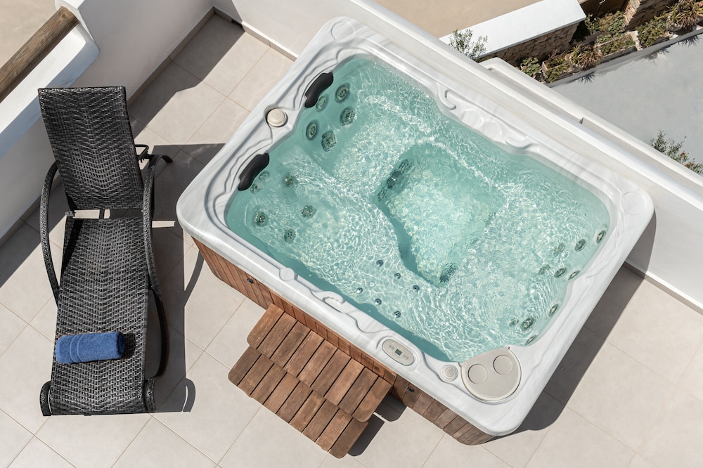 Suite, Hot Tub, Sea View (King) photo 3