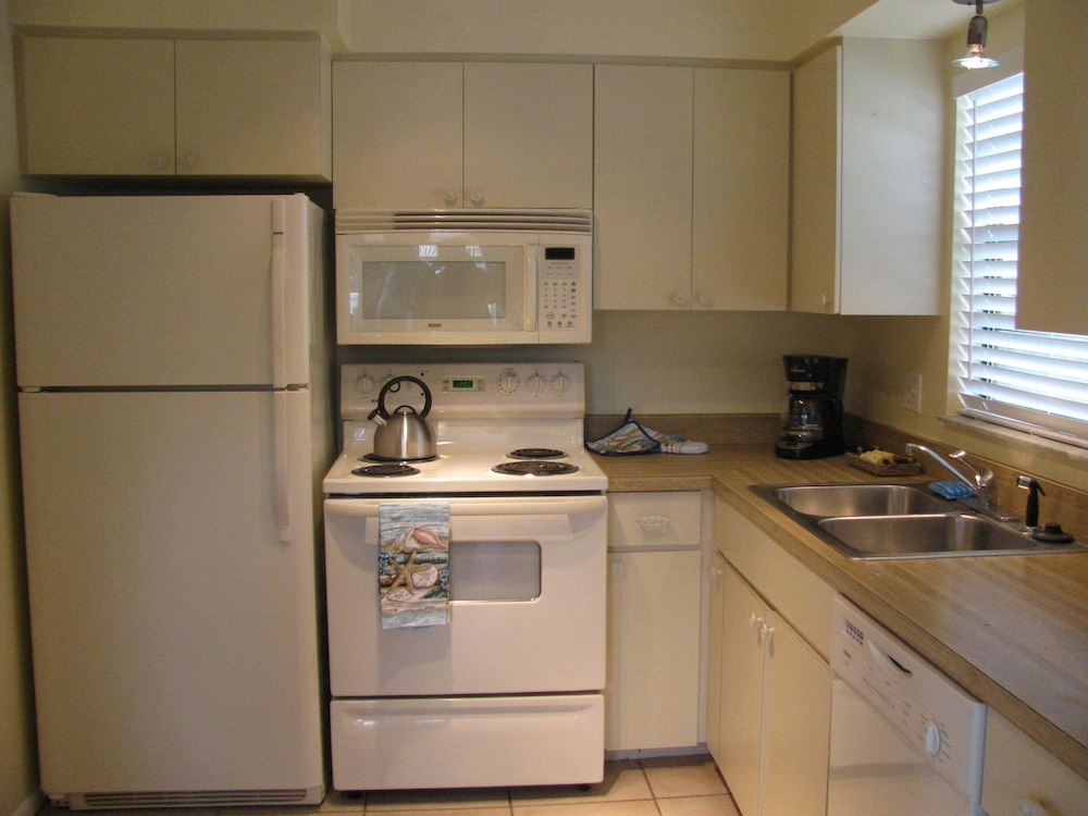 2 Bedroom Apartment (Neptune West)- Off Site Vacation Rental. photo 2
