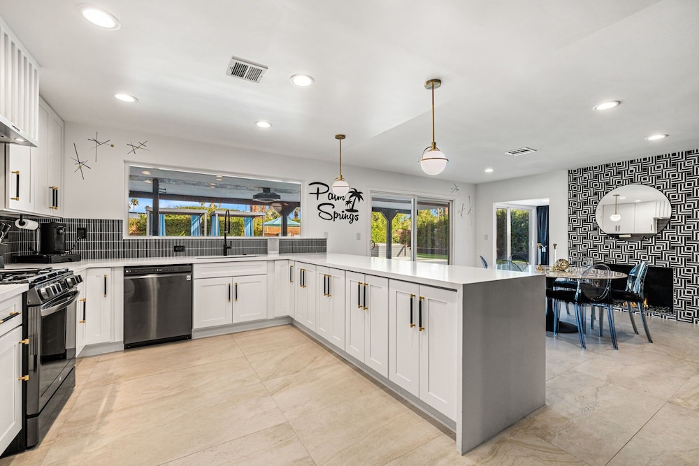 The Ritz - Luxury Home With Pool Speakeasy Bar, Billede 79
