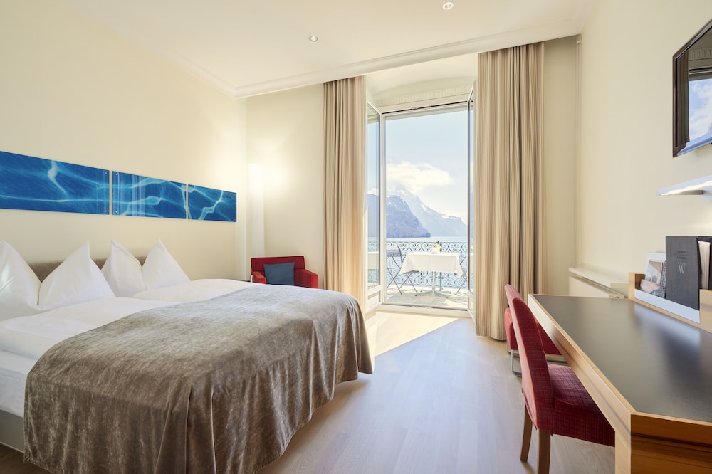 Superior Double Room with Queen Size Bed, lake view and balcony photo 1