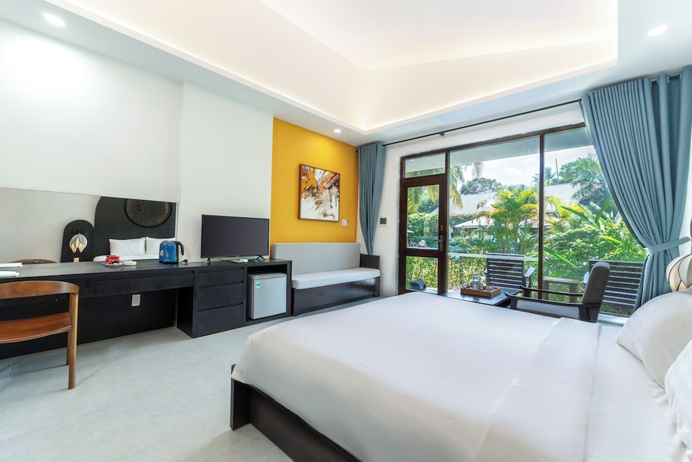 Bungalow, 1 King Bed, Pool View - Photo 1