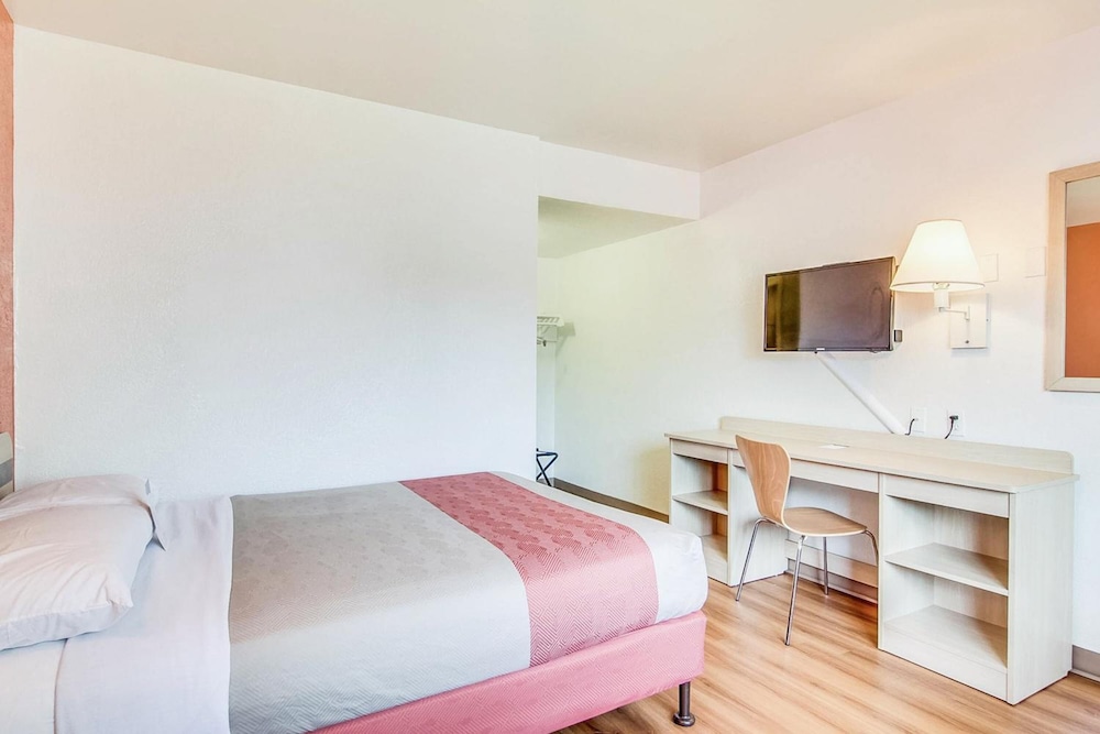 Premium Room, 1 Double Bed, Non Smoking, Refrigerator & Microwave - Photo 2