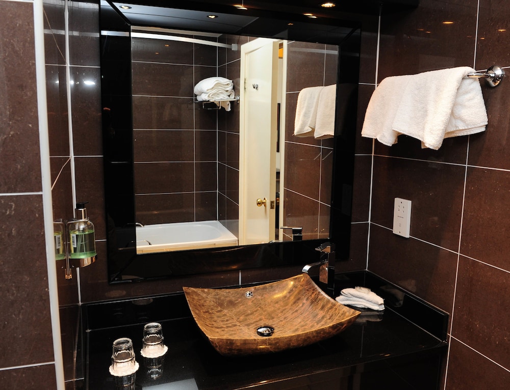 Standard Room, 2 Double Beds - Photo 6