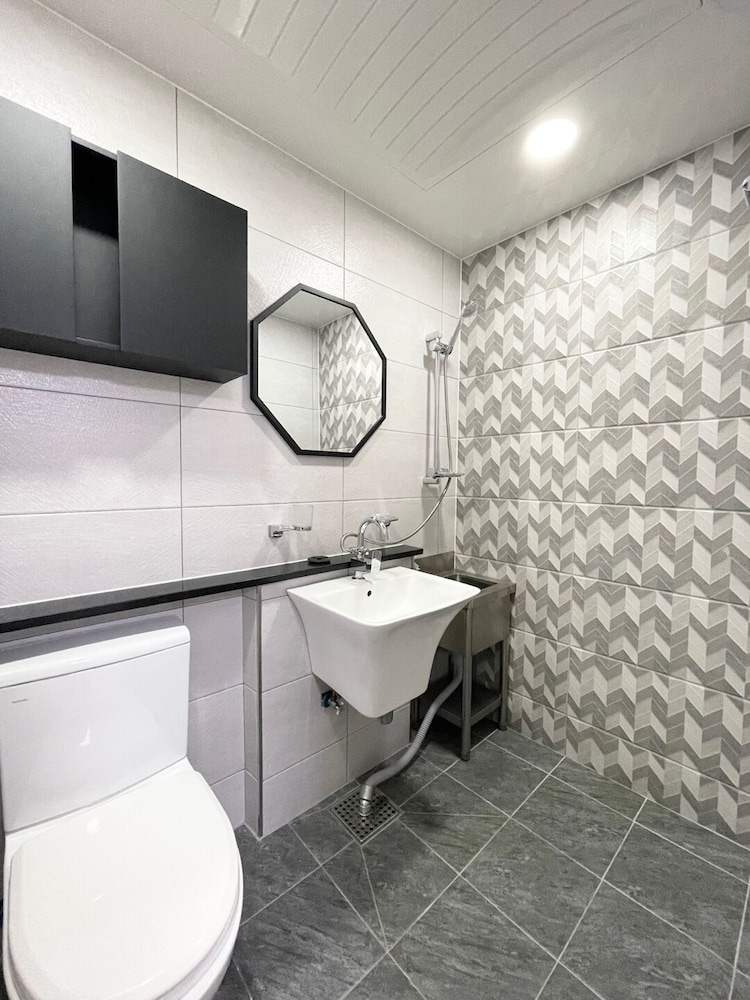 Basic Double or Twin Room, Non Smoking, Private Bathroom (Self Check-In, non-Korean nationals only) photo 2
