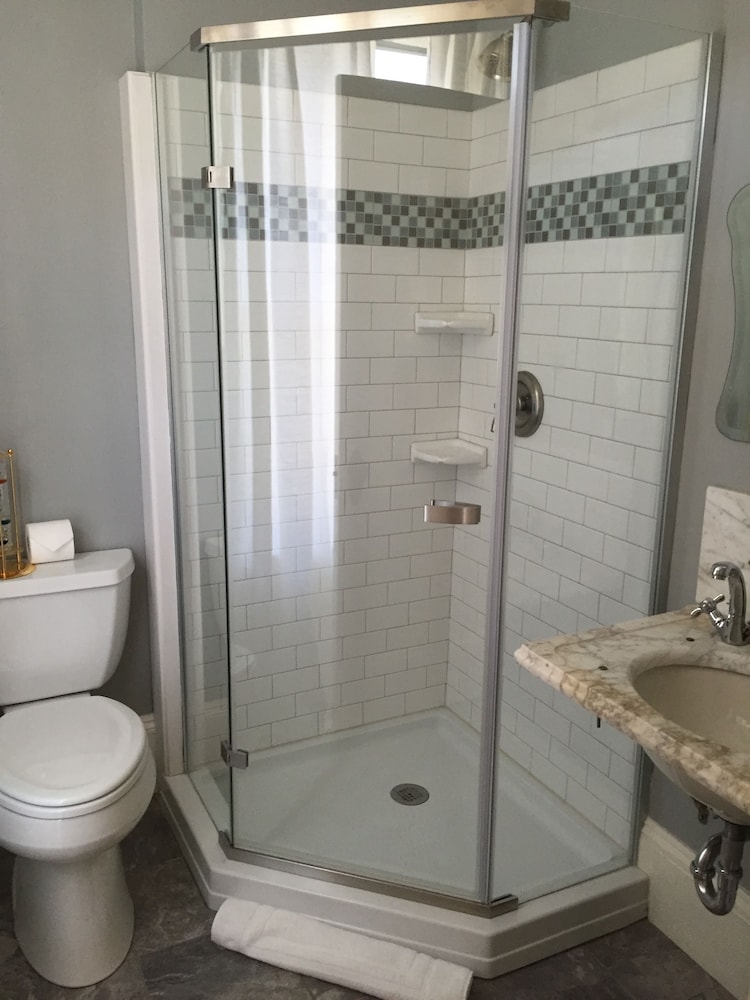 Gray Room, 1 Queen Bed, Glass shower,  Antique show fireplace photo 2