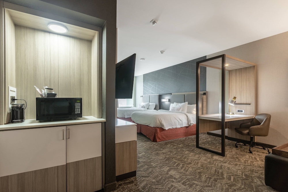 Suite, Multiple Beds (Mobility/Hearing Accessible, Tub) photo 2
