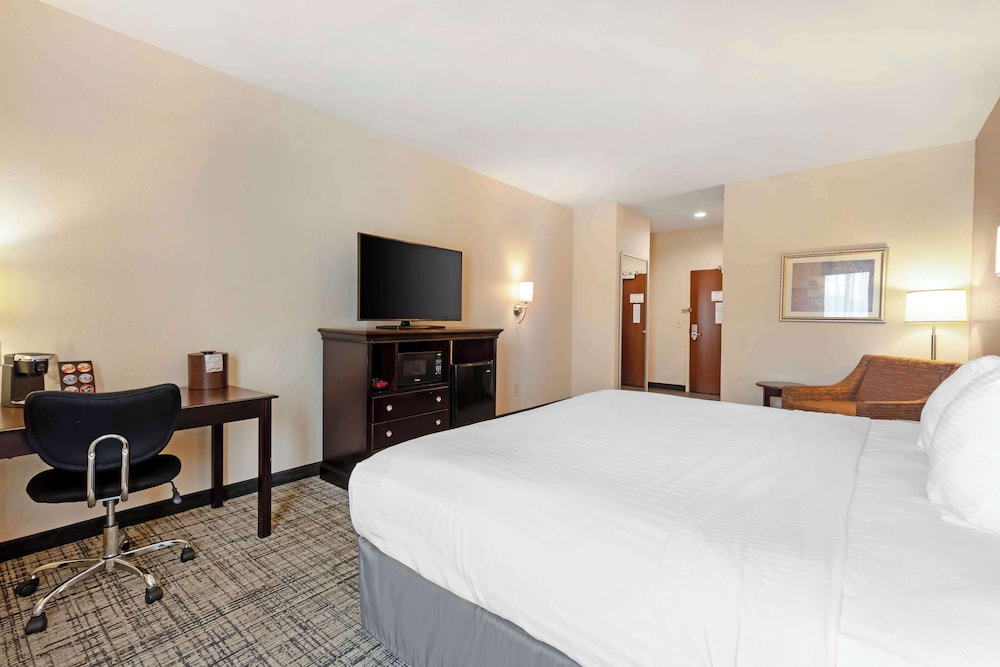 Standard Room, 1 King Bed, Accessible, Bathtub photo 3