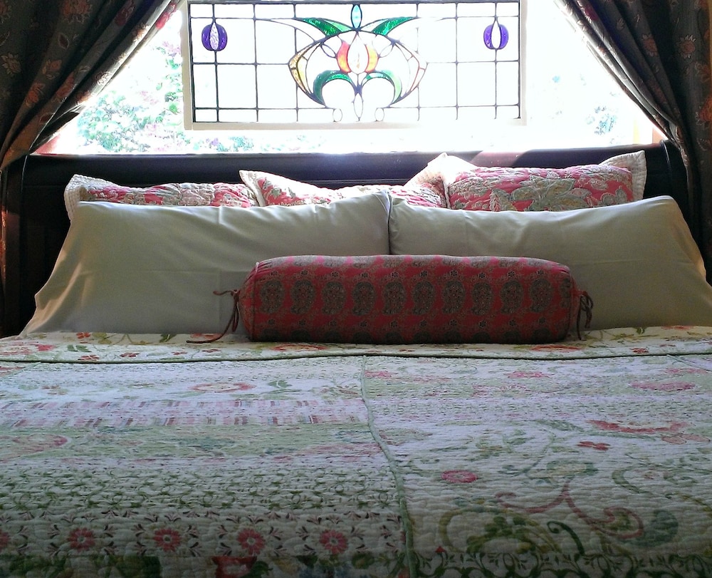 Superior Suite, 1 King Bed, Bathtub, Garden View photo 2