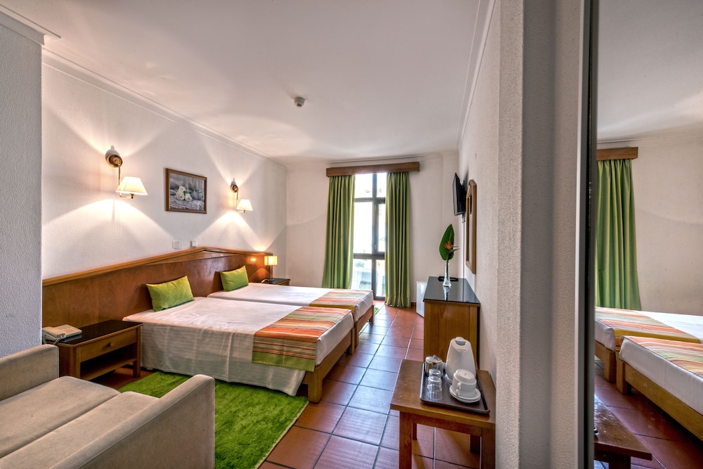 Twin Room (with Extra Bed) - Photo 4
