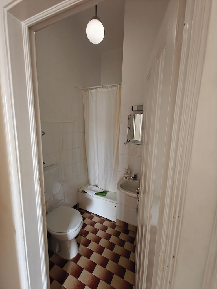 Economy Triple Room photo 3