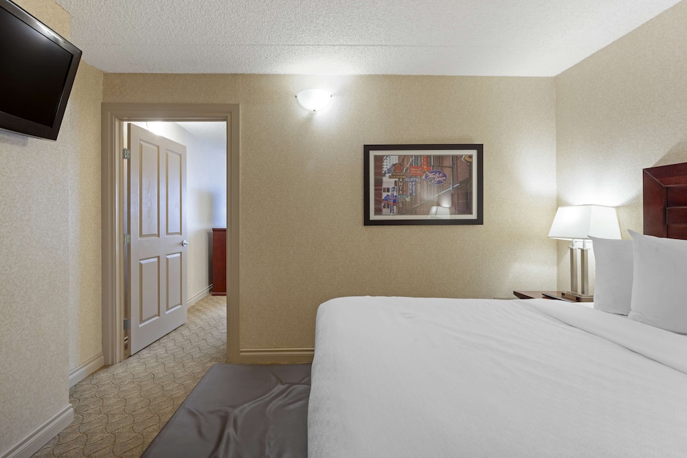 Suite, 1 Queen Bed, Non Smoking, Jetted Tub photo 2
