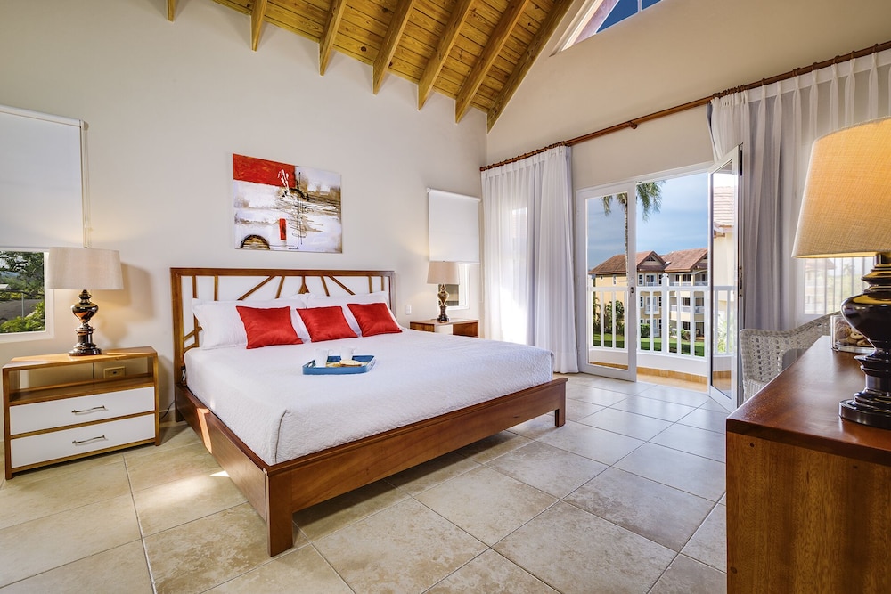 Exclusive Condo, 2 Bedrooms, Pool View photo 1