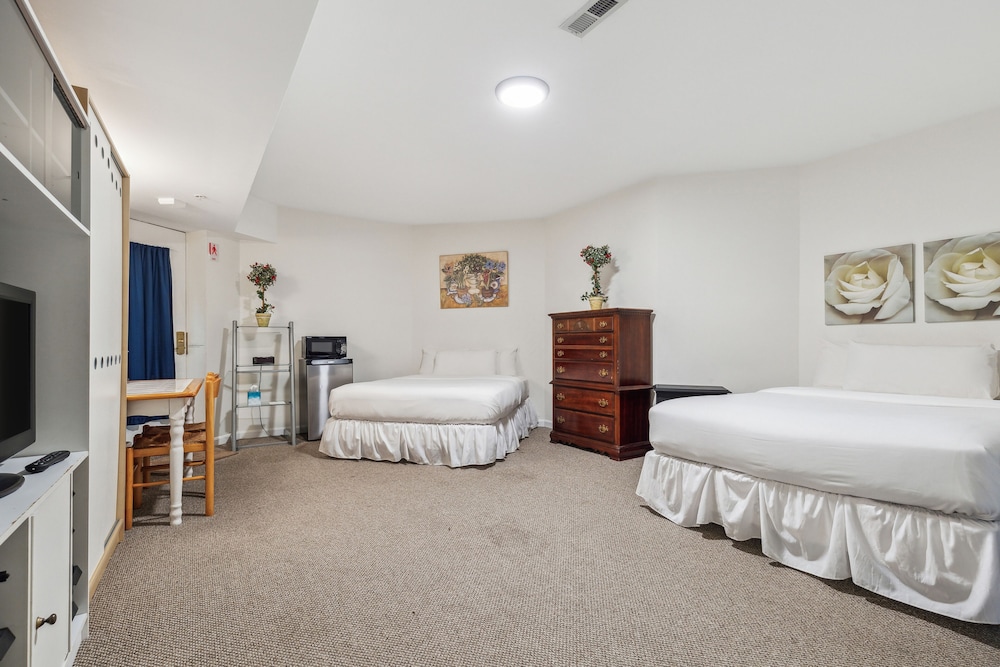 T Suite - Family Friendly, 2 Queen Beds, Sofa, walk-in shower, Lower Level