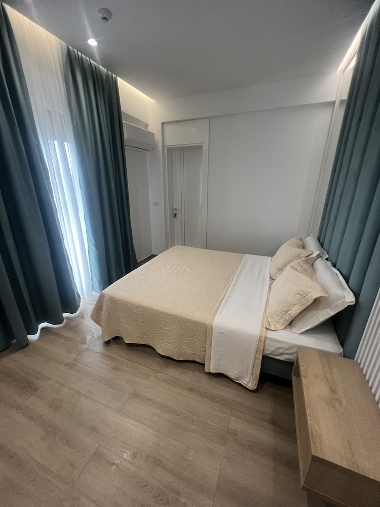 Superior Room, 1 King Bed photo 3