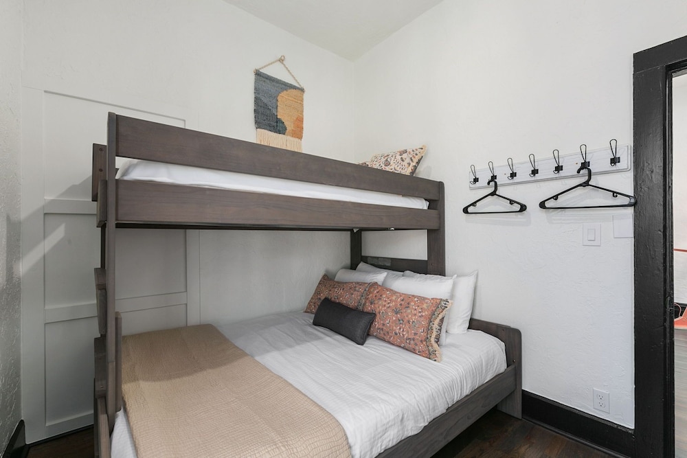 House, Multiple Beds, Hot Tub (212 W Myrtle St.) photo 3