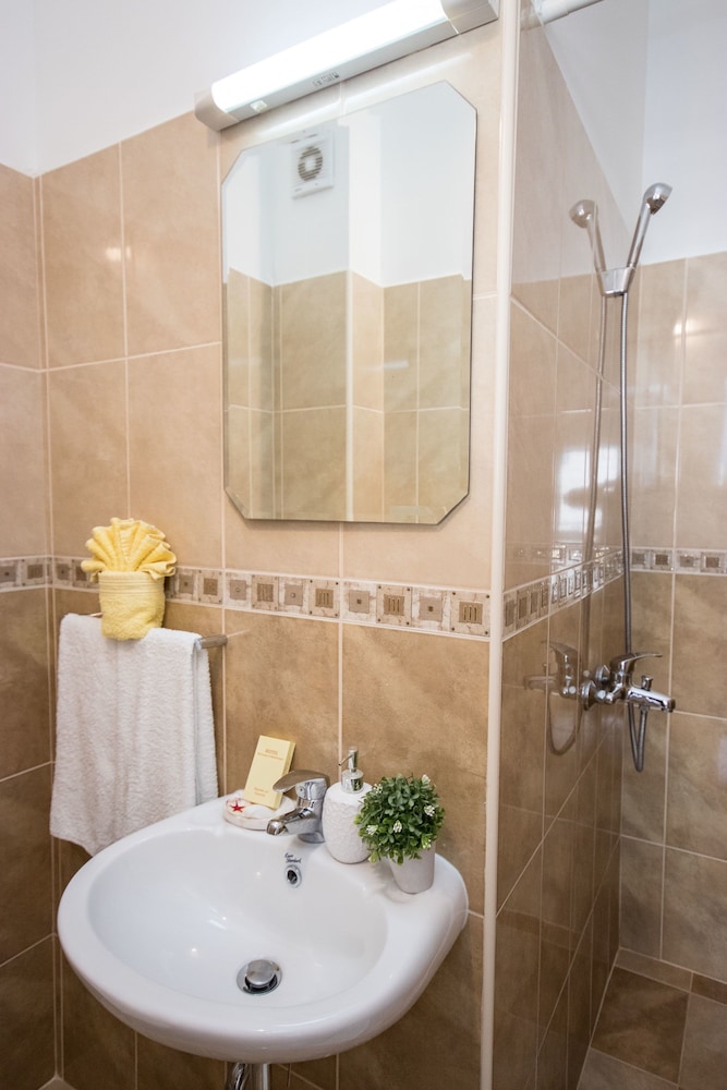 Standard Double or Twin Room - Photo 2