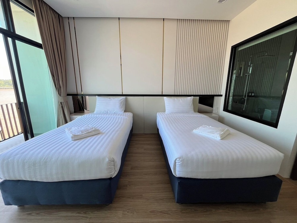 Superior Double Room, Lanai, River View