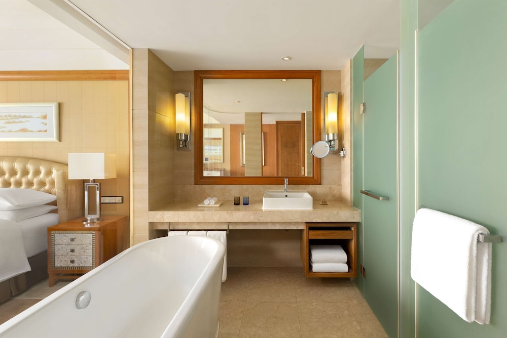 Deluxe Room, 1 King Bed photo 2