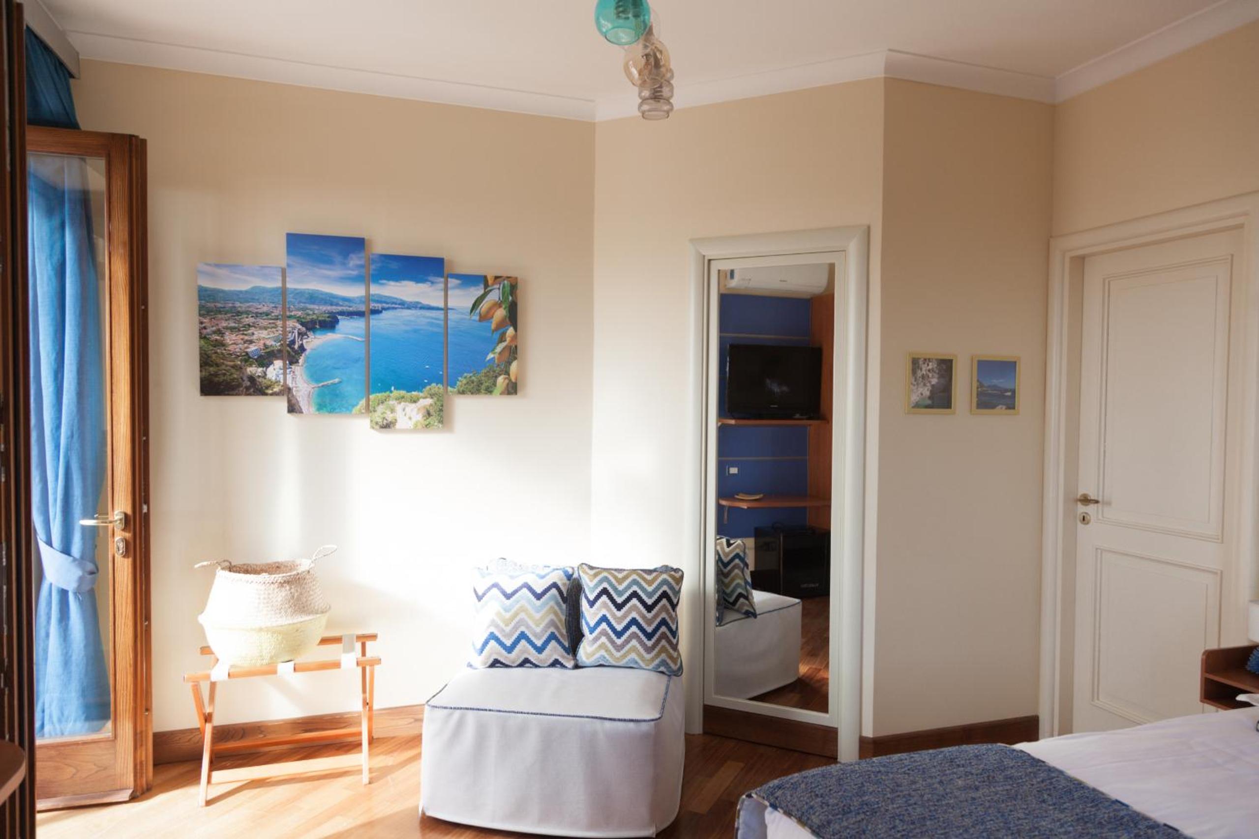 Deluxe Double Room with Balcony photo 3
