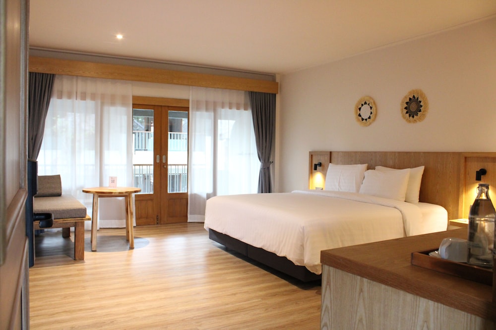 Superior Room (1 Way Airport Transfer) - Photo 1