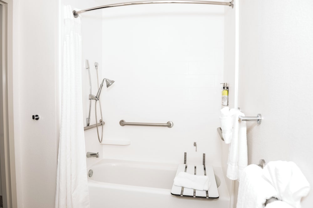 Suite, 1 Bedroom, Accessible (1 King, Comm, Tub) - Photo 1