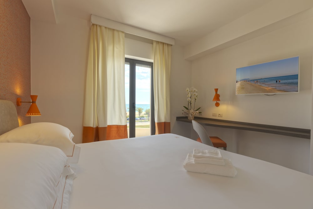 Double or Twin Room, Non Smoking, City View photo 2