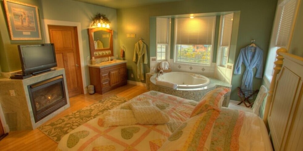 Deluxe Room, 1 King Bed, Jetted Tub photo 3