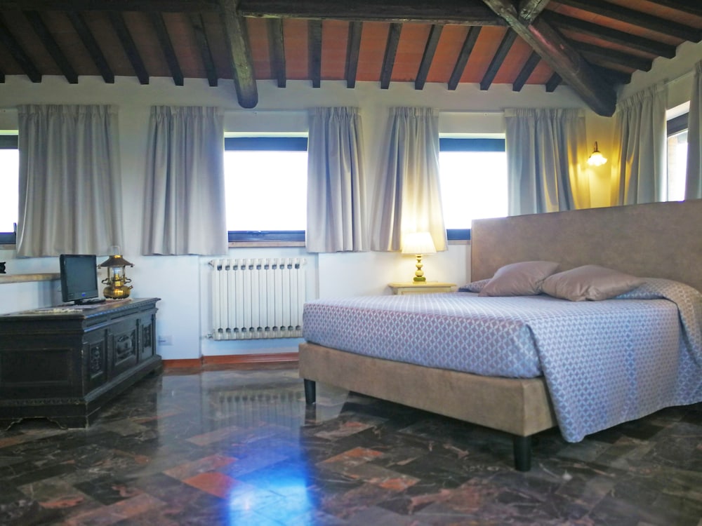 Suite, Hill View