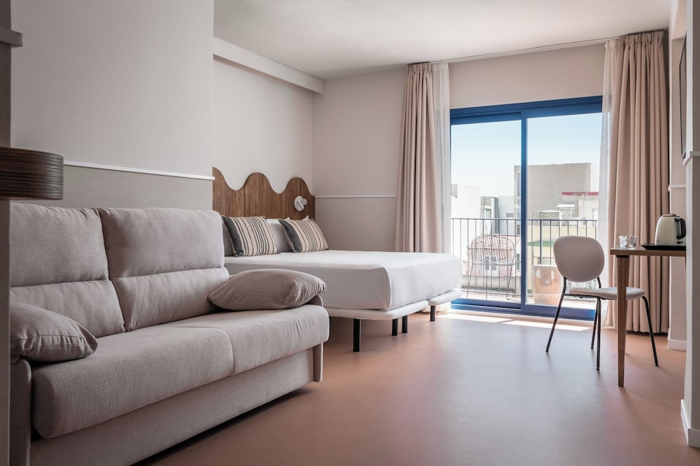 Family Room, Terrace - Photo 1