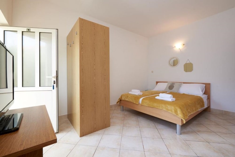 Studio (Mare - 30 m from pebble beach - SA1(2) photo 3
