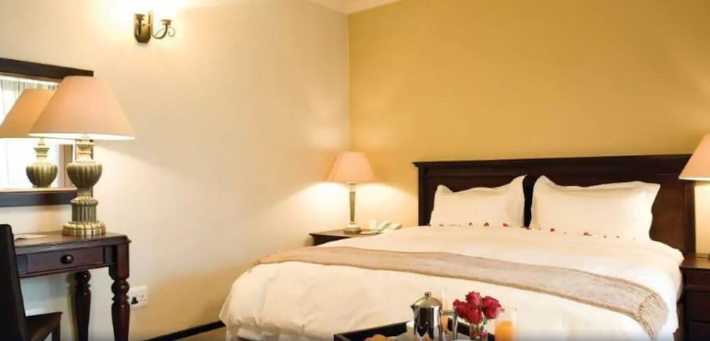 Standard Room, 1 King Bed, Pool View photo 2