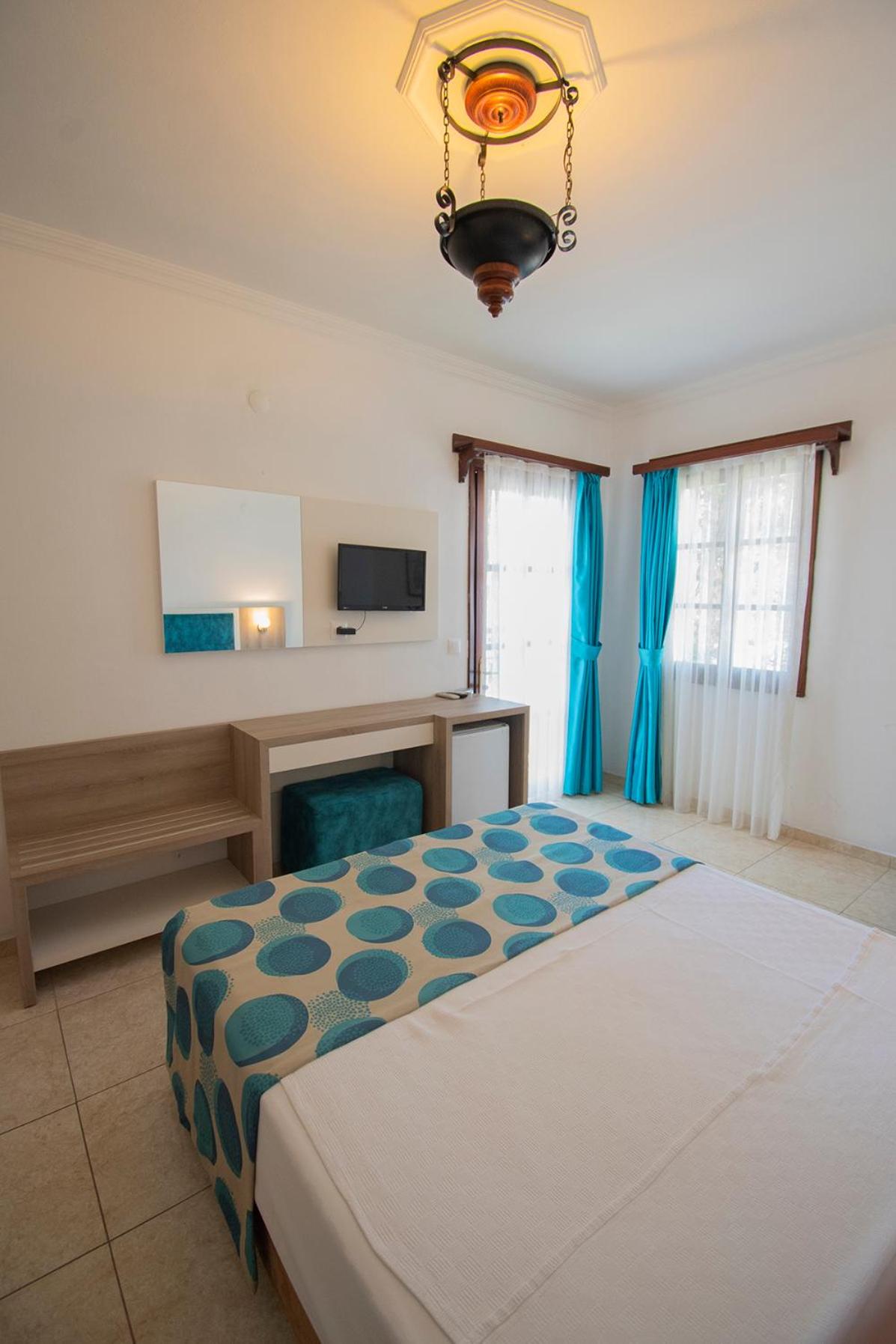 Standard Double or Twin Room with Sea View - Photo 9