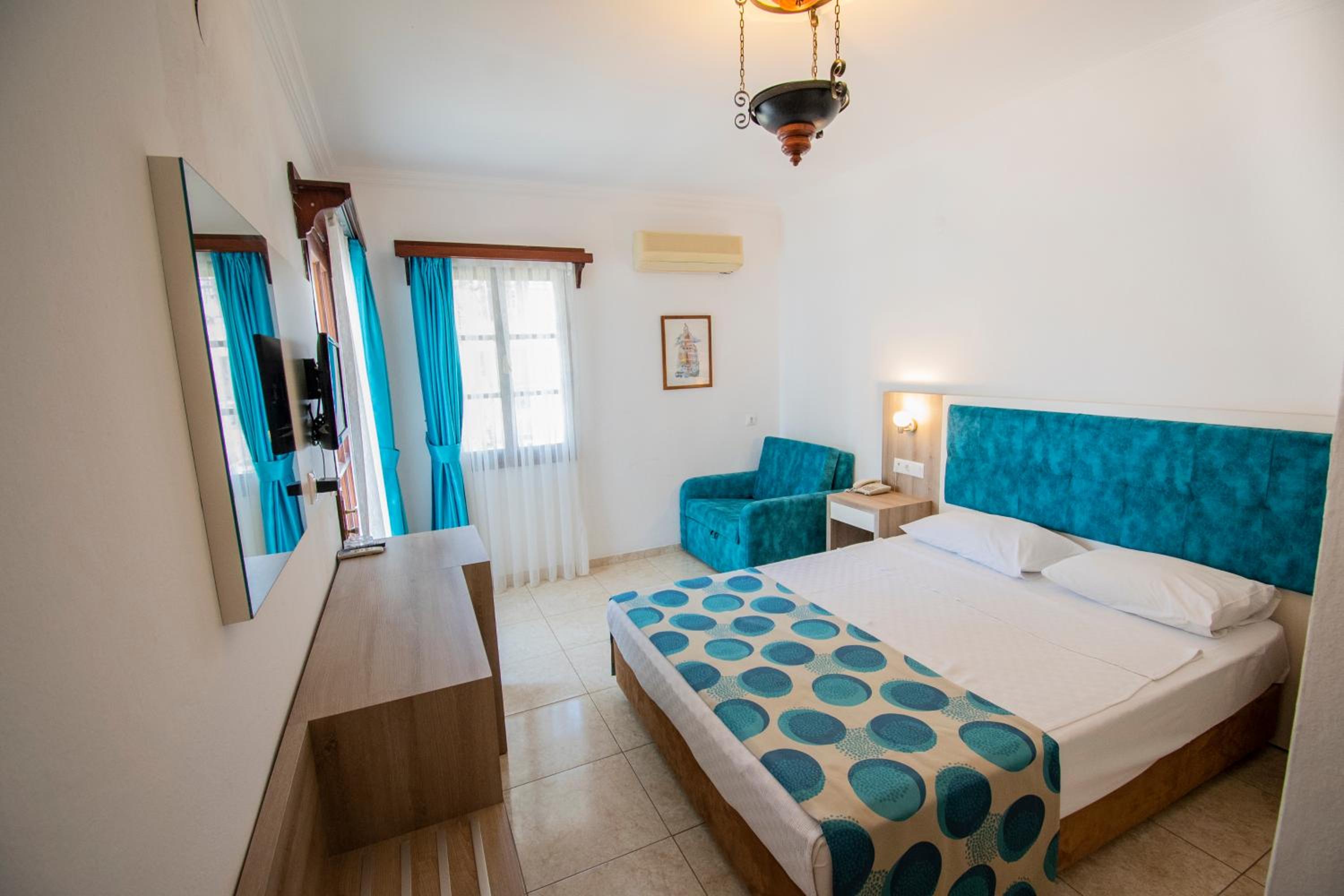 Standard Double or Twin Room with Sea View - Photo 4