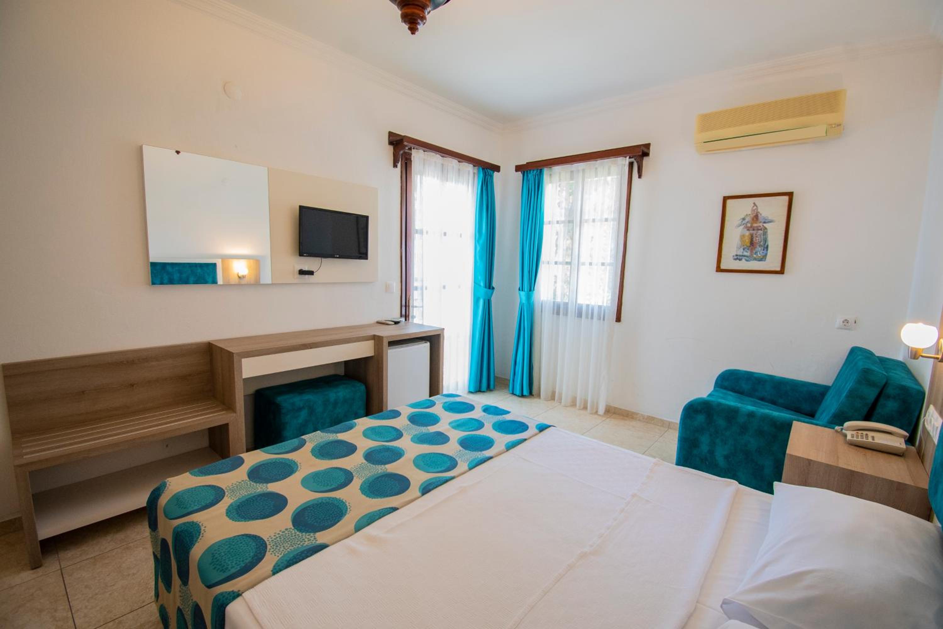 Standard Double or Twin Room with Sea View - Photo 12