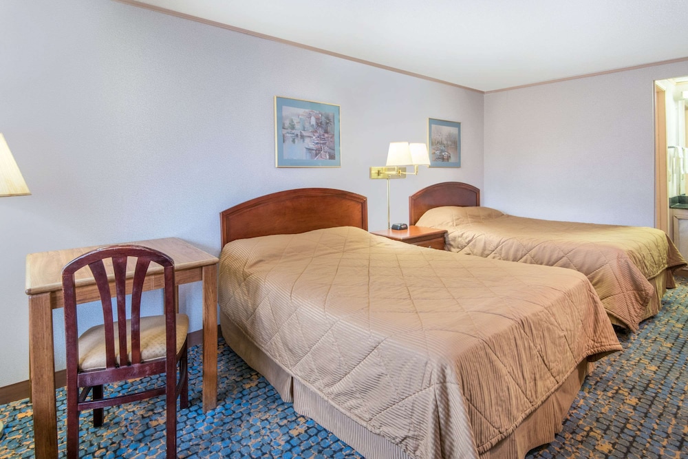 Room, 2 Queen Beds, Smoking - Photo 1