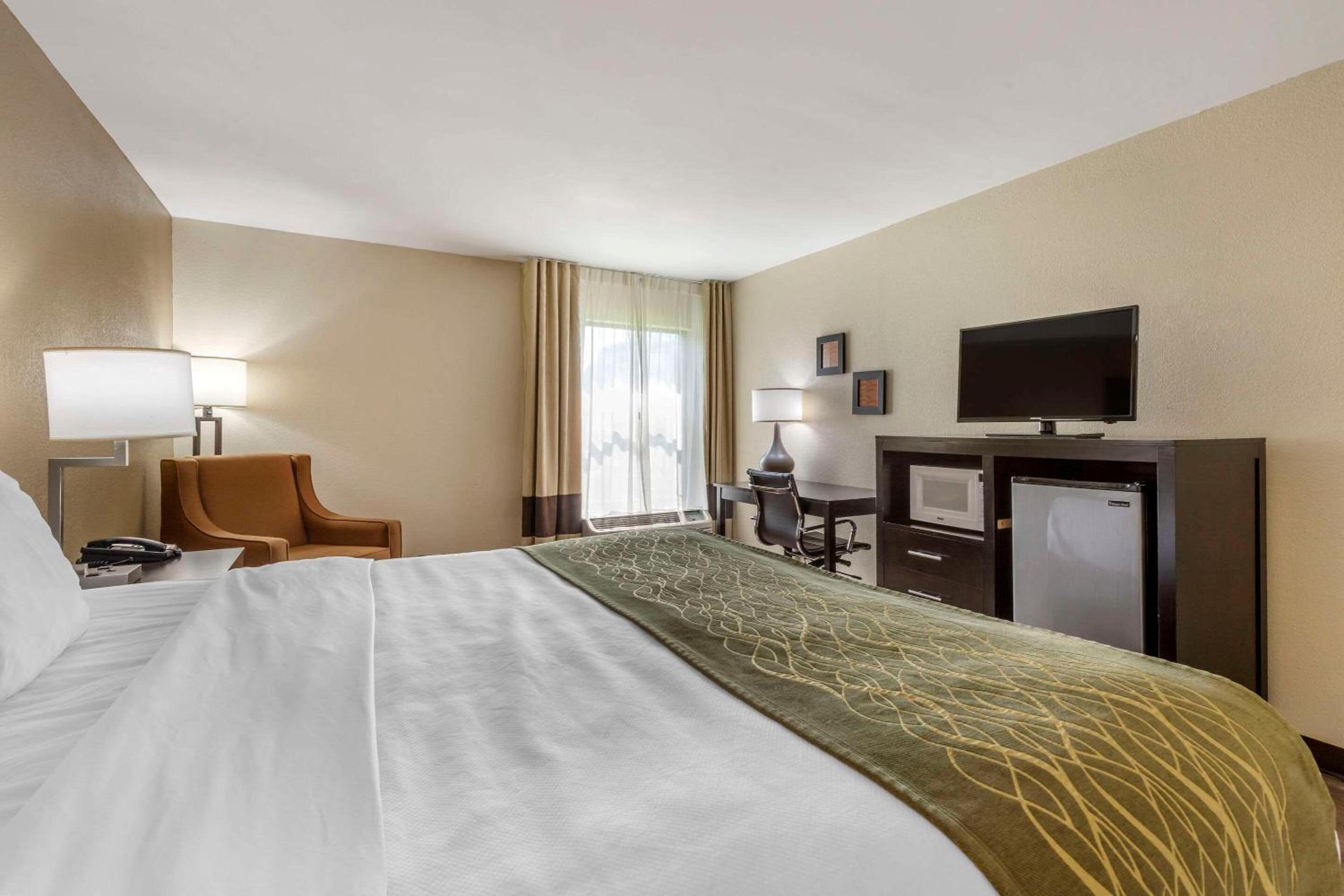 King Room with Parking Area View - Non-Smoking - Photo 2