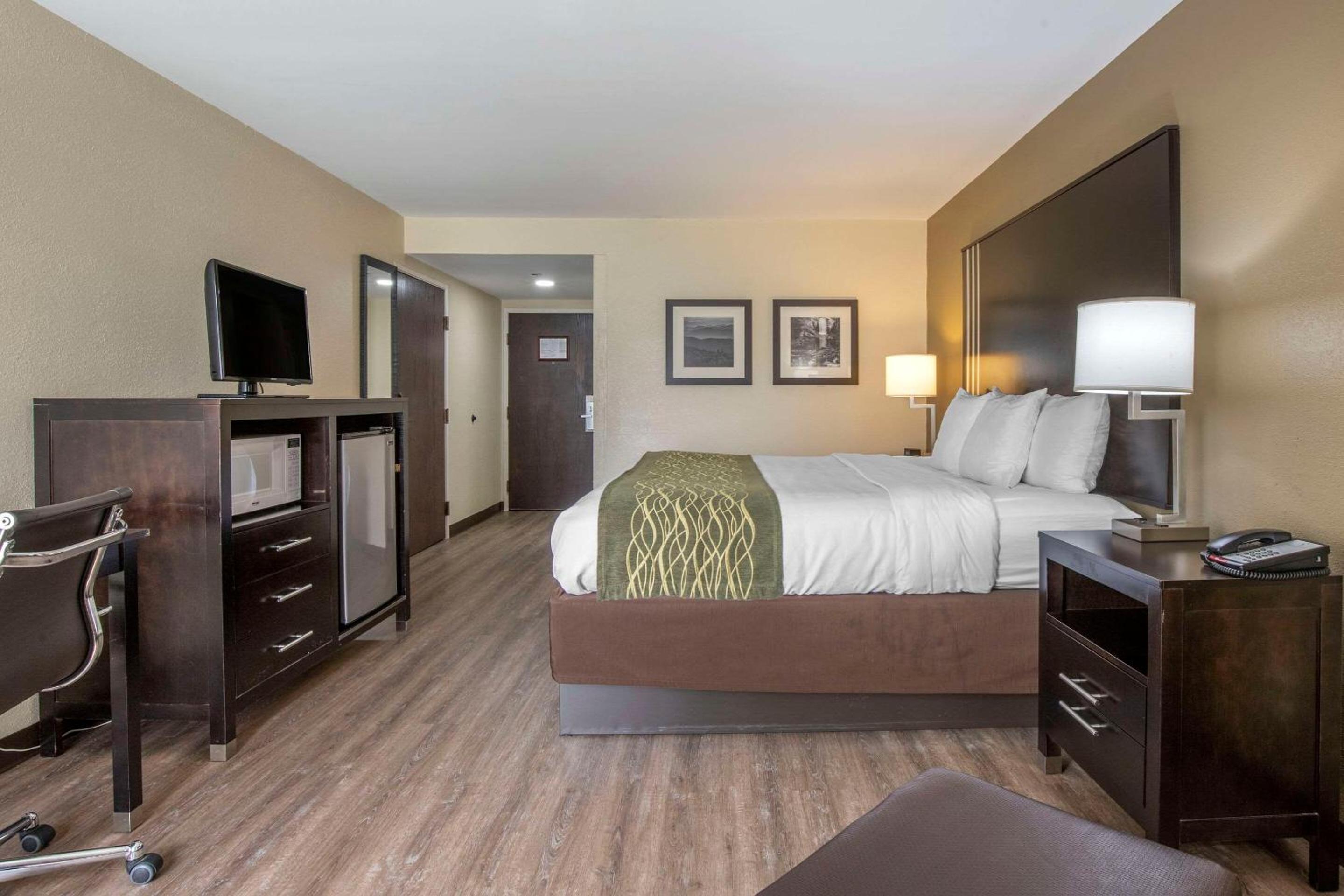 King Room with Parking Area View - Non-Smoking - Photo 3