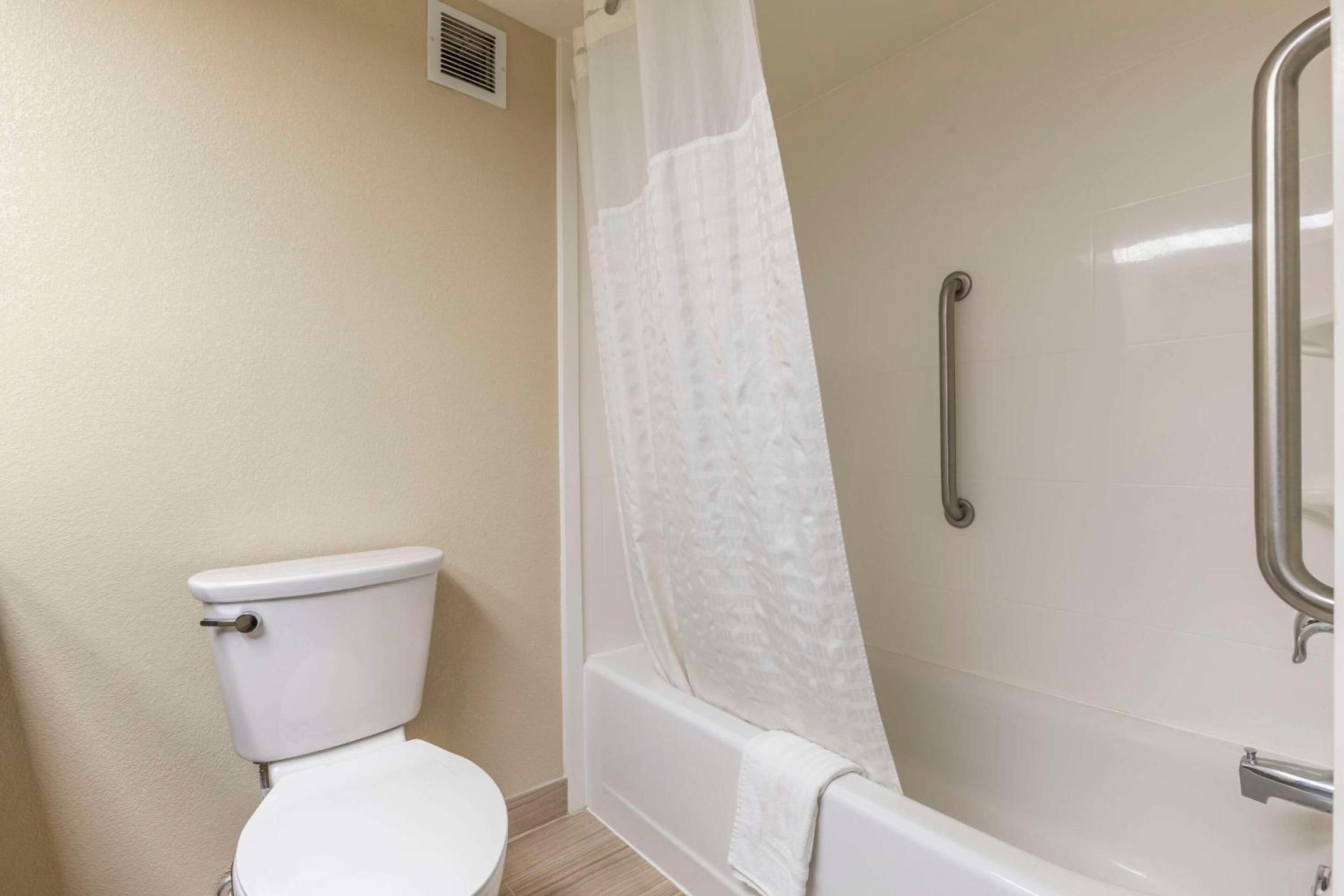 Queen Room with Parking Area View - Non-Smoking - Photo 5