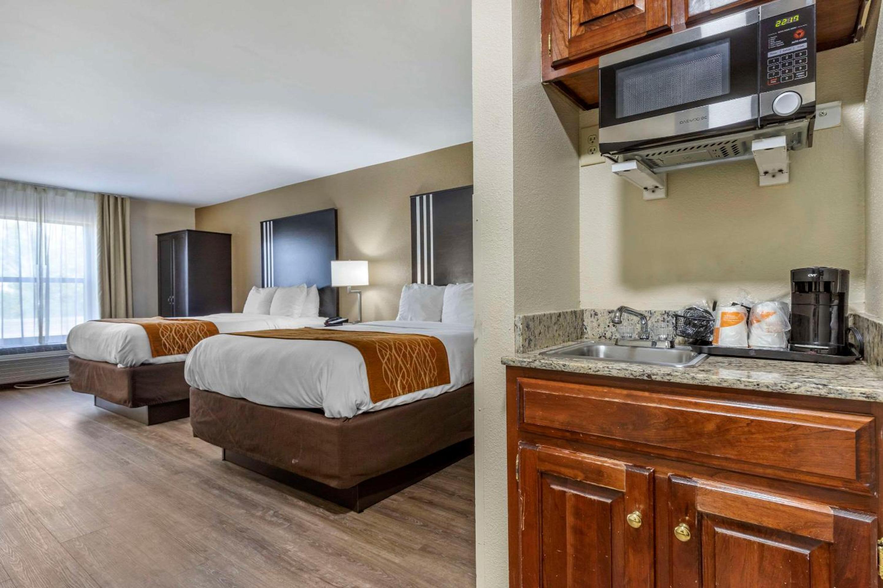 Queen Suite with Two Queen Beds - Non-Smoking - Photo 1