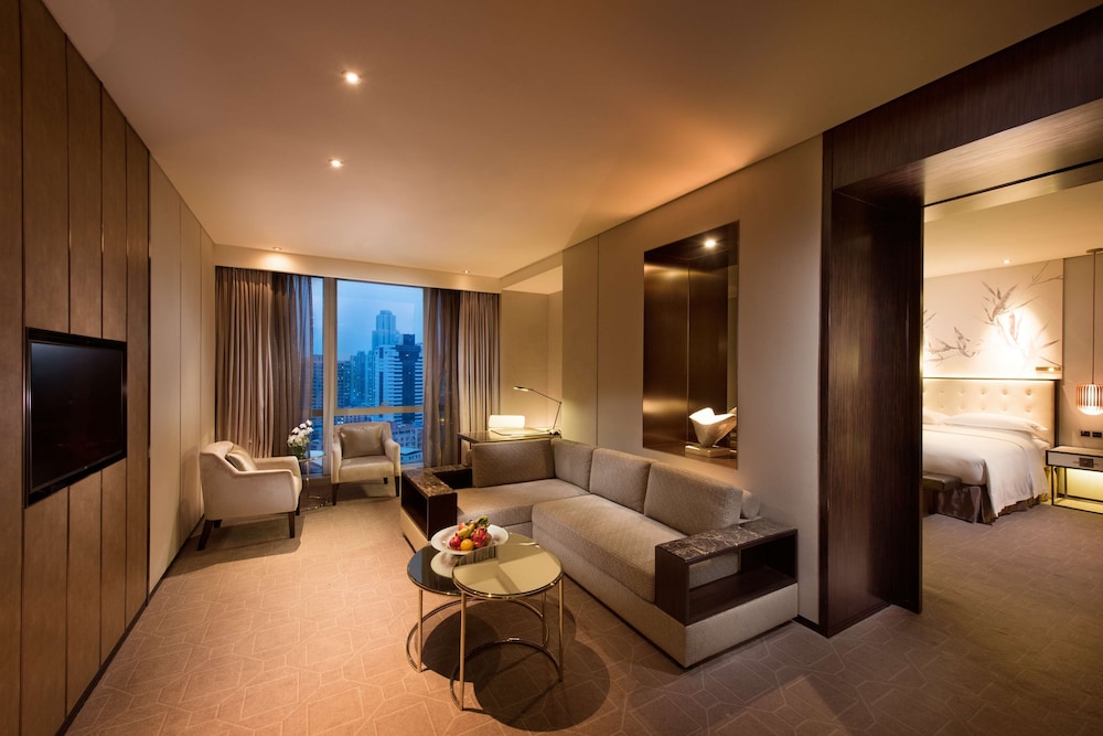 King Deluxe One-Bedroom Suite