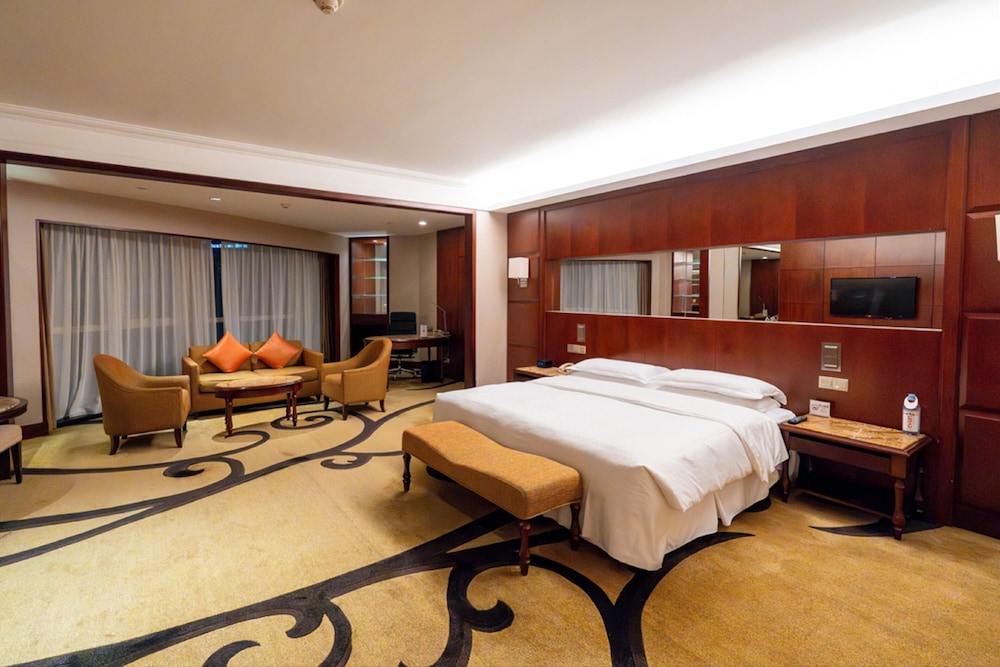 Panoramic Studio Suite, 1 King Bed - Photo 1